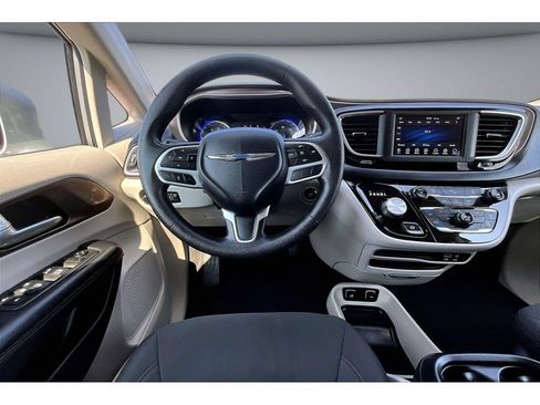 Certified 2019 Chrysler Pacifica Touring Plus FWD image 8
