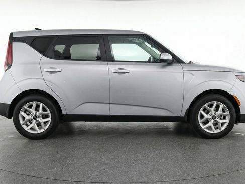 Used 2025 Kia Soul LX w/ LX Technology Package FWD image 11
