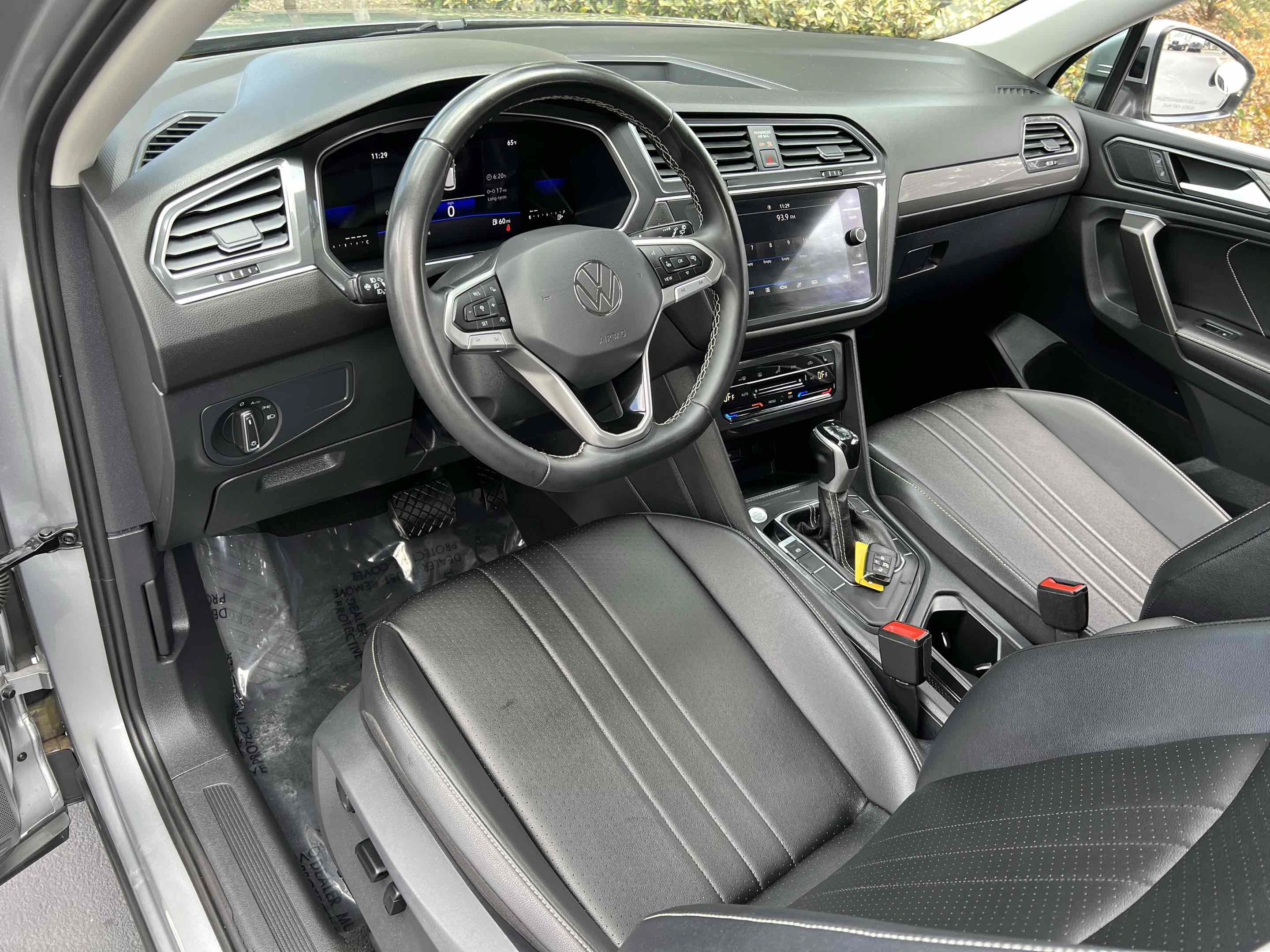 Used 2023 Volkswagen Tiguan SE FWD image 3