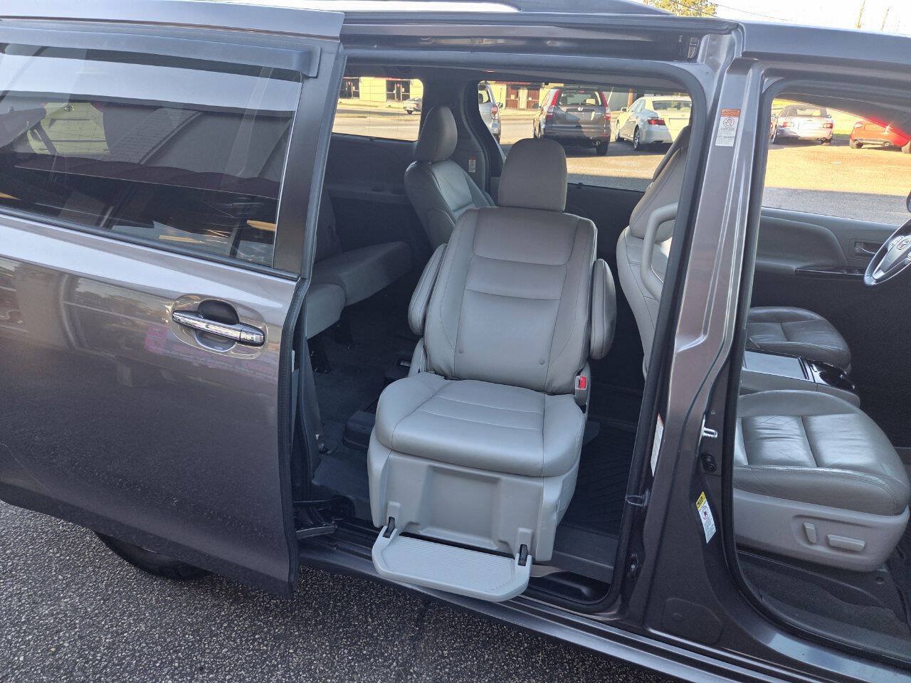 Used 2015 Toyota Sienna XLE FWD image 16