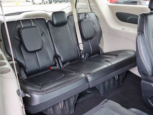 Used 2023 Chrysler Pacifica Touring-L FWD image 11
