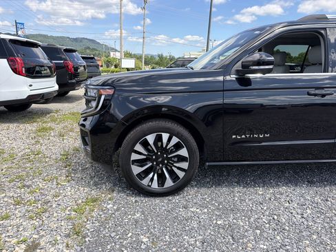 Used 2025 Ford Expedition Max Platinum w/ Driver's Package AWD/4WD image 9