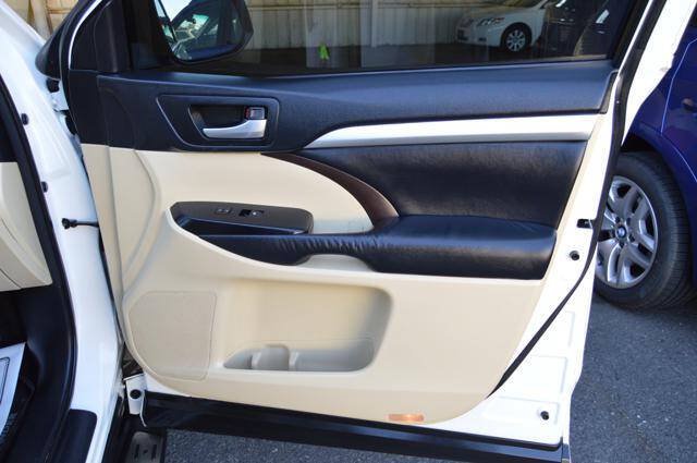 Used 2015 Toyota Highlander XLE FWD image 32