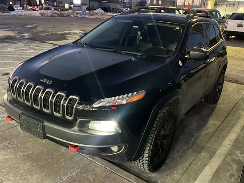 Used 2017 Jeep Cherokee Trailhawk image 3