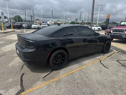 Used 2017 Dodge Charger SXT w/ AWD Plus Group image 3
