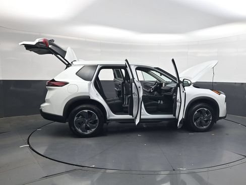 Used 2025 Nissan Rogue SV FWD image 40