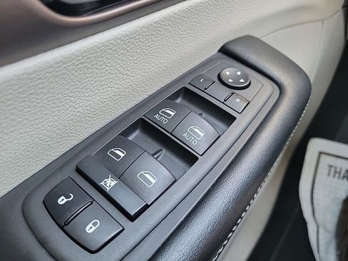 Used 2022 Chrysler Voyager LX FWD image 23