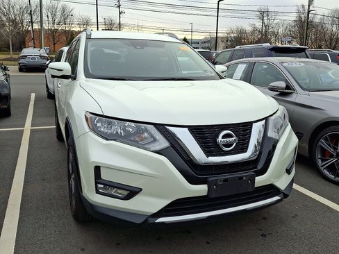Used 2017 Nissan Rogue SL image 2