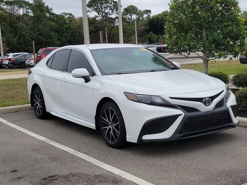 Certified 2022 Toyota Camry SE image 3