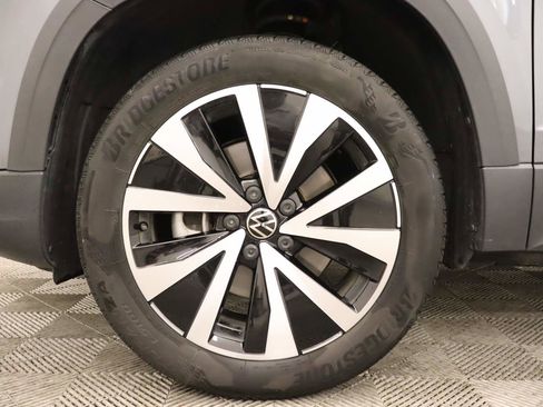 Used 2023 Volkswagen Taos SE w/ Panoramic Sunroof Package image 5