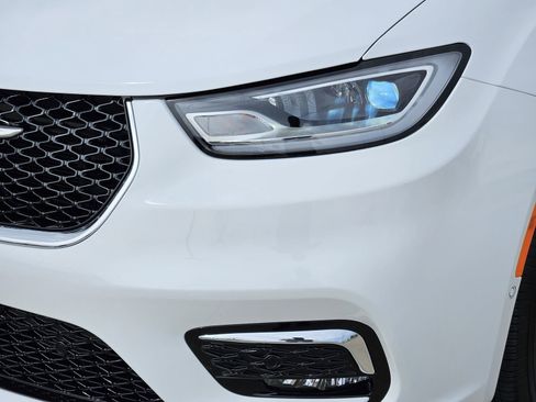 Used 2025 Chrysler Pacifica Select image 10