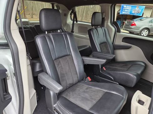 Used 2020 Dodge Grand Caravan SXT image 22