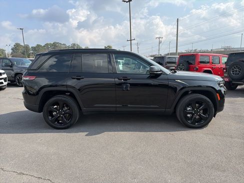 Used 2025 Jeep Grand Cherokee Limited w/ Black Appearance Package AWD/4WD image 6