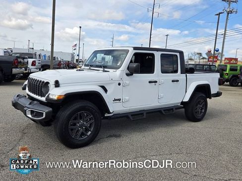 Used 2024 Jeep Gladiator Sport image 3