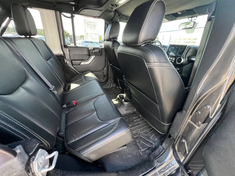 Used 2018 Jeep Wrangler Unlimited Sahara w/ Dual Top Group AWD/4WD image 9