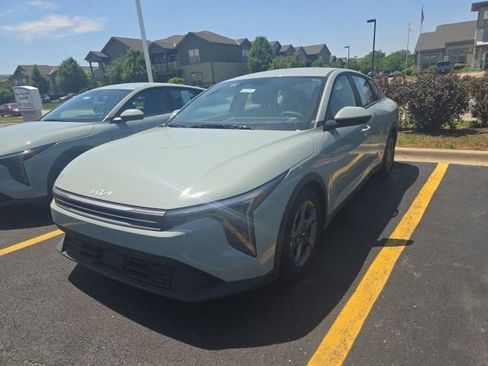 Used 2025 Kia K4 FWD image 3