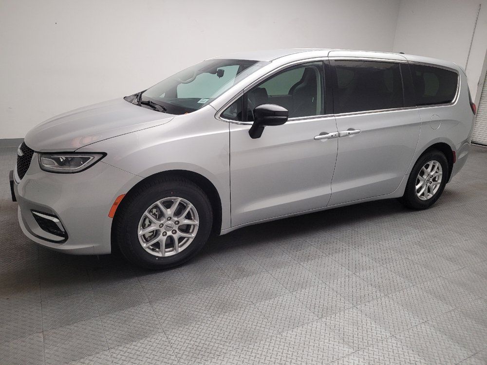 Used 2024 Chrysler Pacifica Touring-L FWD image 2