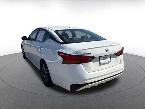 Used 2025 Nissan Altima 2.5 SV FWD image 11