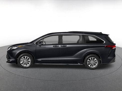 Used 2024 Toyota Sienna XLE FWD image 3
