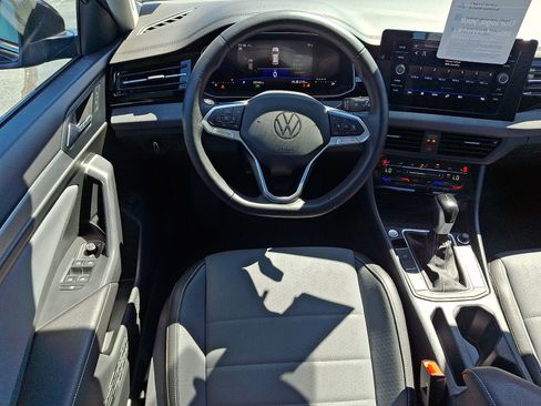 Certified 2025 Volkswagen Jetta SE FWD image 11