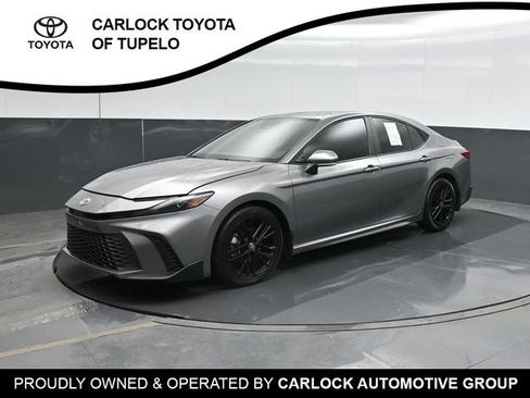 Used 2025 Toyota Camry SE FWD image 1