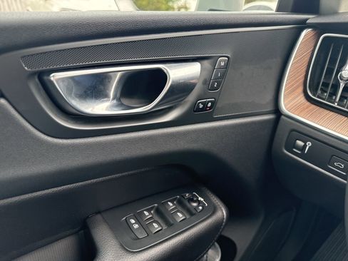 Used 2022 Volvo XC60 B5 Momentum w/ Advanced Package image 12