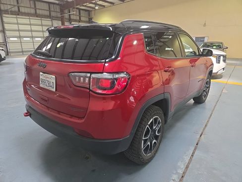 Used 2025 Jeep Compass Trailhawk AWD/4WD image 9
