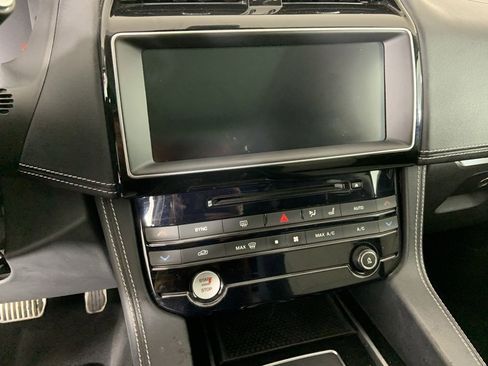 Used 2017 Jaguar F-PACE R-Sport image 12