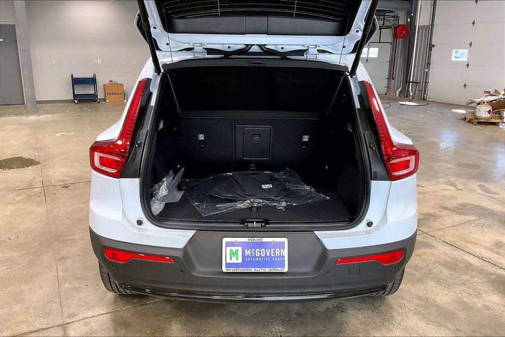 New 2026 Volvo XC40 B5 Plus w/ Climate Package AWD/4WD image 9