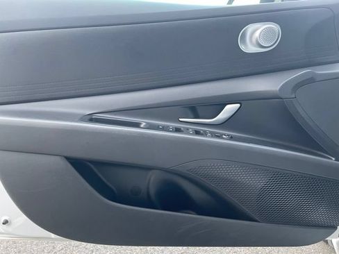 Used 2025 Hyundai Elantra SE FWD image 9