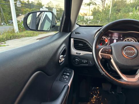 Used 2018 Jeep Cherokee Limited image 30