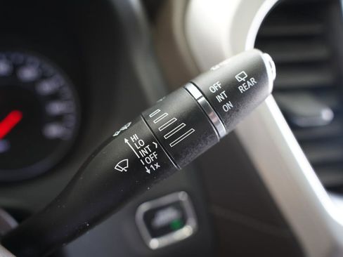 Used 2023 GMC Acadia SLT FWD image 15