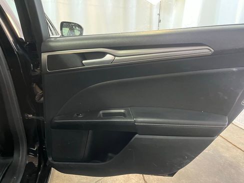 Used 2018 Ford Fusion SE w/ Fusion SE Technology Package image 24