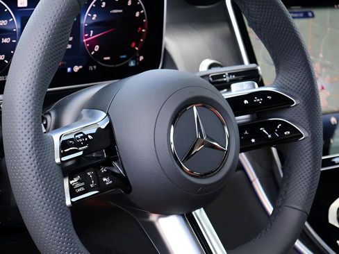 Used 2025 Mercedes-Benz GLC 300 4MATIC image 21