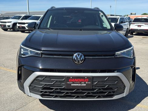 Used 2025 Volkswagen Taos SE AWD/4WD image 3