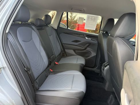 Certified 2025 Volkswagen Tiguan SE image 12