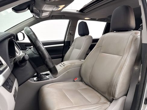 Used 2017 Toyota Highlander XLE w/ Carpet Mat Package AWD/4WD image 17