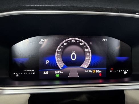 Used 2025 Volkswagen Taos SE w/ Panoramic Sunroof Package FWD image 16