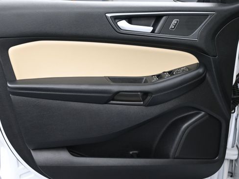 Used 2021 Ford Edge SE image 14