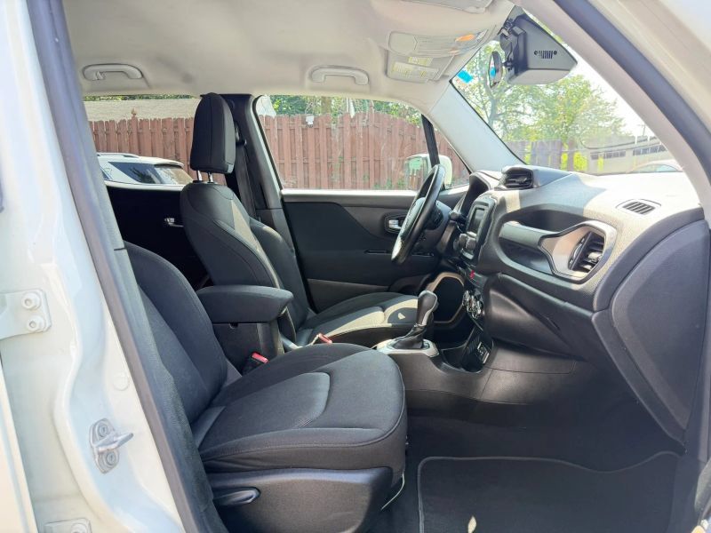 Used 2017 Jeep Renegade Latitude FWD image 29