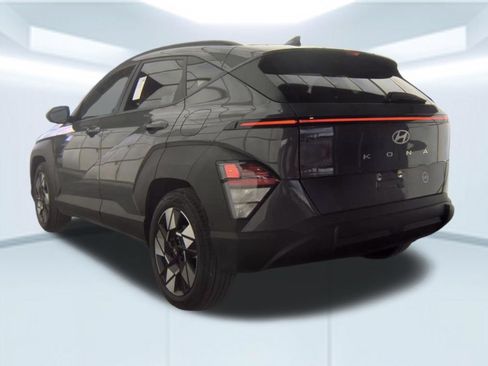 Used 2025 Hyundai Kona SEL FWD image 4