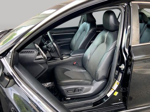 Used 2018 Toyota Camry SE w/ Moonroof Package FWD image 8