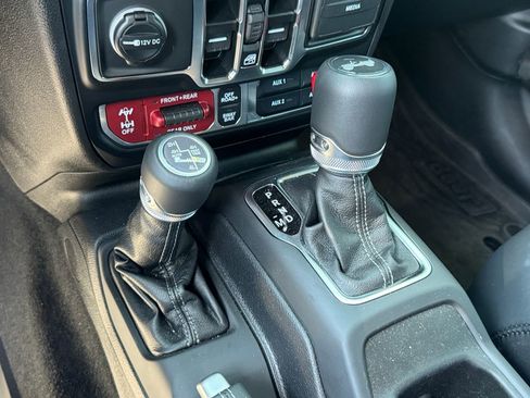 Used 2025 Jeep Wrangler Unlimited Rubicon AWD/4WD image 13