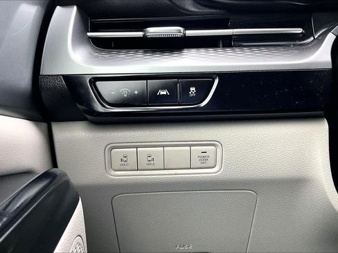 Used 2024 Kia Carnival LX FWD image 33