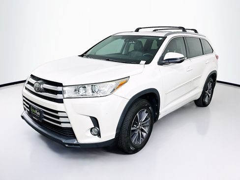 Used 2017 Toyota Highlander XLE FWD image 3