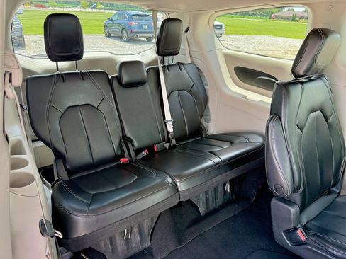 Used 2023 Chrysler Pacifica Touring-L FWD image 19