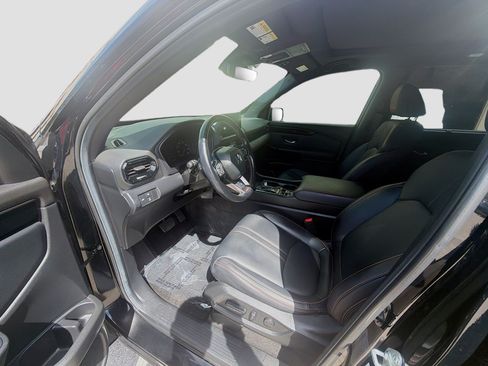 Used 2025 Honda Pilot TrailSport image 18