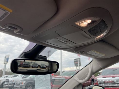 Used 2024 Chrysler Pacifica Touring-L image 19