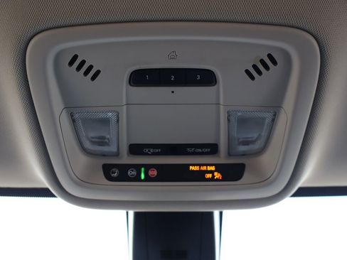 Used 2020 Chevrolet Traverse LT FWD image 16