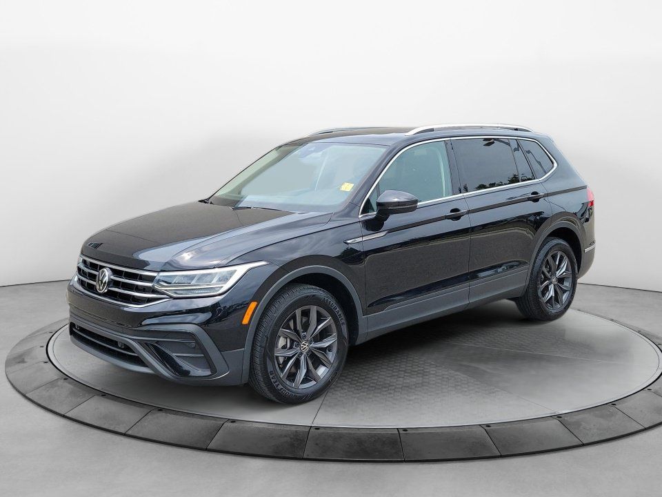 Certified 2023 Volkswagen Tiguan SE w/ Panoramic Sunroof Package FWD image 3